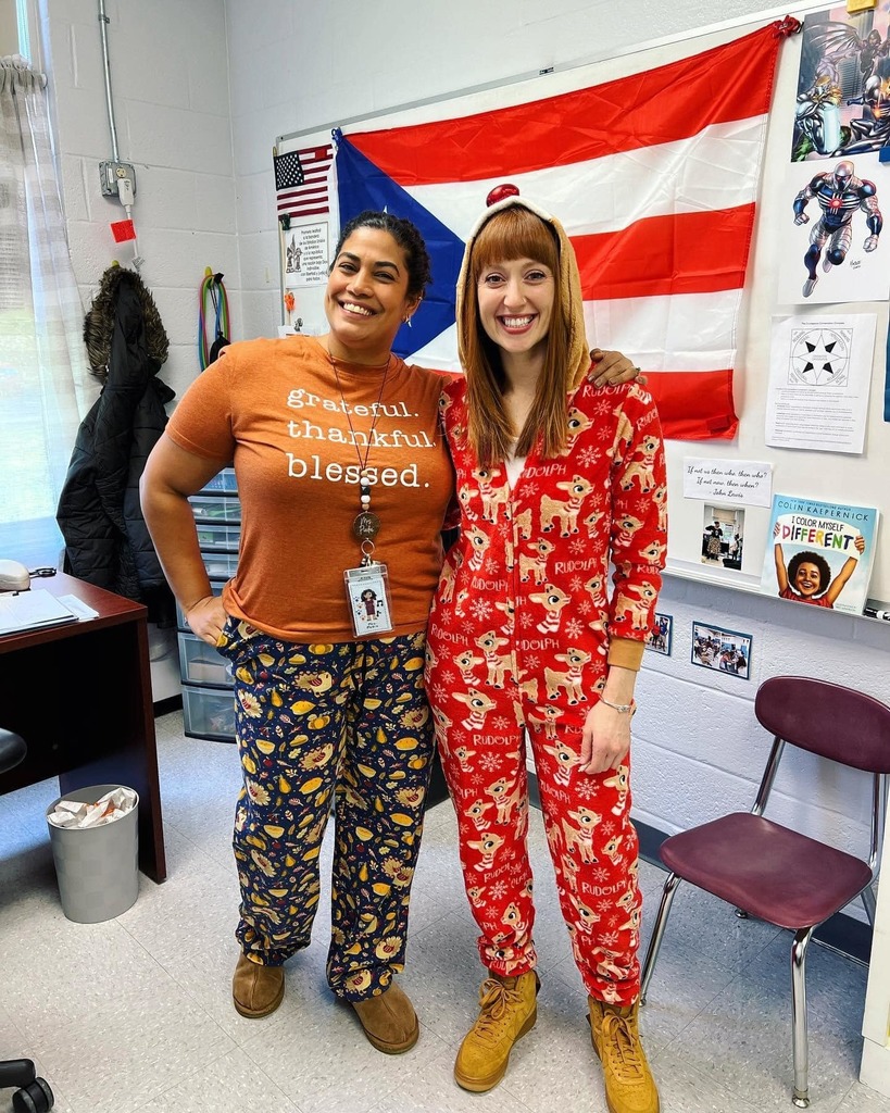 Educators wearing pijama in a class. 